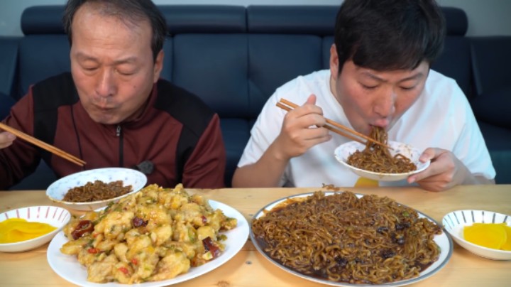 品尝美味的炸酱面和香辣干烹鸡，面质筋道，酱香味非常浓郁！