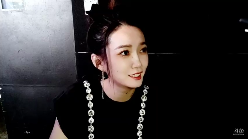 【2021-08-13 20点场】娇娇是美少女：娇娇:陪我上班呀