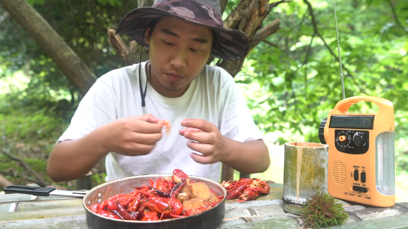我在斗鱼看野食小哥直播美食