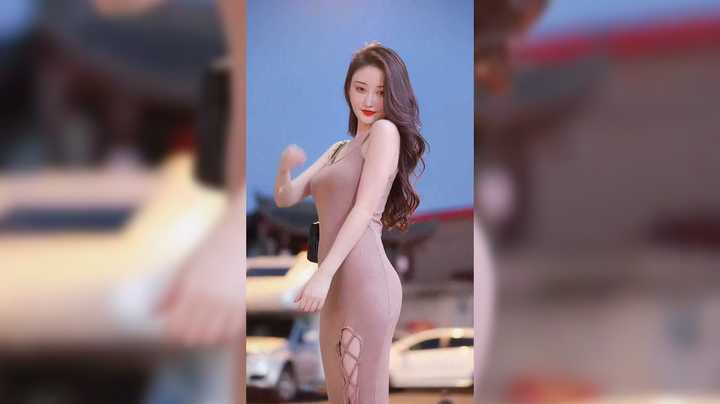 美女在街上自拍，这妩媚的眼神让人喜欢