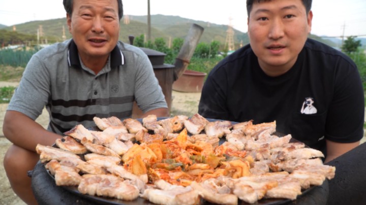 满口流油的烤五花肉搭配爽口冷面，夕阳下品尝这些美食太舒服了！