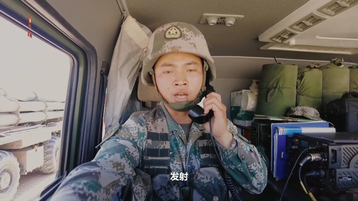 【第一军视】实拍火箭炮开火 靶标瞬间炸裂