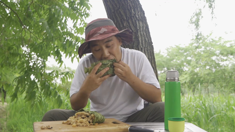 我在斗鱼看野食小哥直播美食
