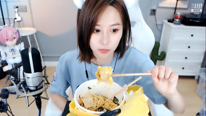 美女主播恩熙直播吃美食