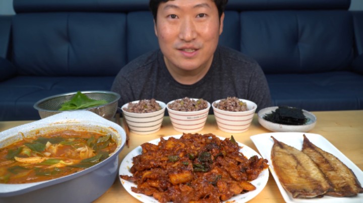 享用自制的葱香猪肉和泡菜汤，味道很香，用苏子叶包着非常的下饭
