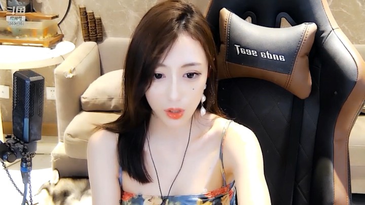 网红美女主播这衣服很好看，锁骨很美