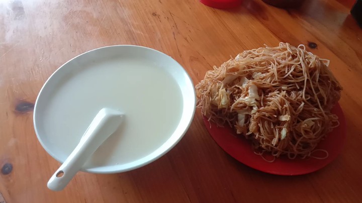 今天早上吃完了甜豆浆和炒粉干，还买了小零食，但最后……