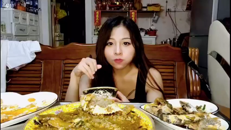 【2021-08-20 23点场】小泰一泰国户外一：今天的螃蟹 好肥美！！！！！！