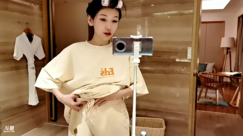 【2021-08-20 23点场】叶知秋Vanessa：叶知秋：出差中 预计22:00户外