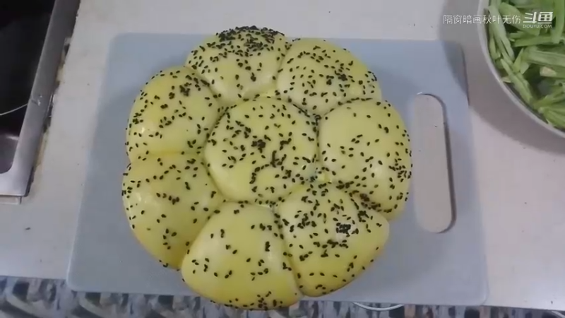 【暗画】制作面包第二步，发酵完毕之后刷上蛋黄