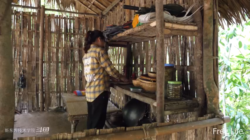 P33传统厨房灶台16妹子独自深入荒野隐居修仙,建设世外桃源投个币吧