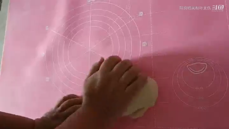 【暗画】制作面包第一步，揉搓面团