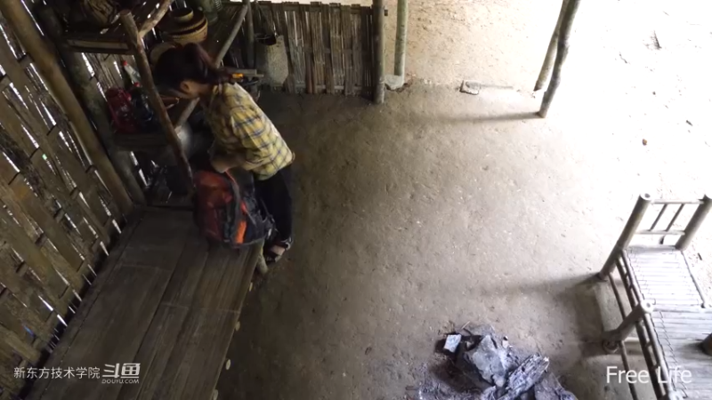 P33传统厨房灶台17妹子独自深入荒野隐居修仙,建设世外桃源投个币吧