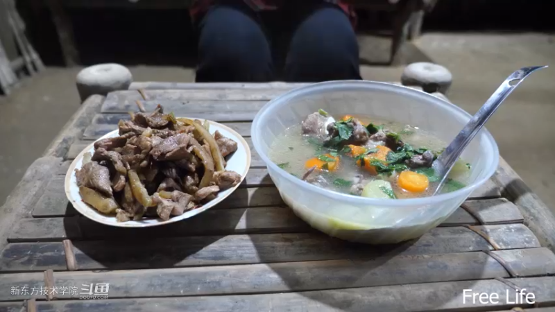 P34用新厨房做顿好吃的29妹子独自深入荒野隐居修仙,建设世外桃源投个币吧