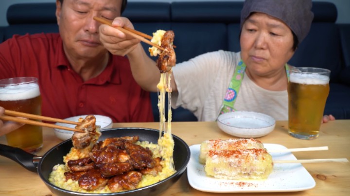 流油鸡肉蘸上浓香酱料，配上玉米芝士的香腻味道，口感更加丰富！