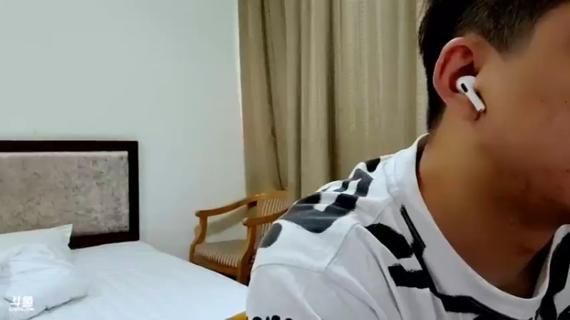 【2021-08-22 18点场】草莓：草莓：被嫂子赶出家门的第二天