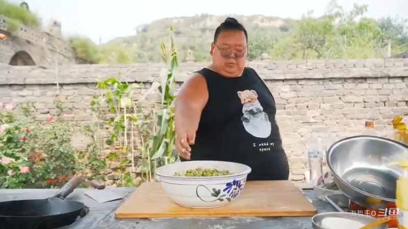 400斤小胖做豆角拨烂子，1把豆角1勺面粉做一盆，吃的可香了