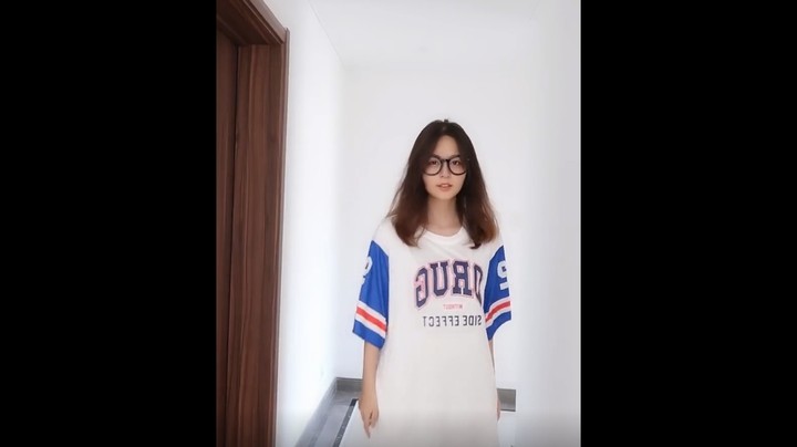 你此时此刻看我的眼神，想一下，是不是心动了？