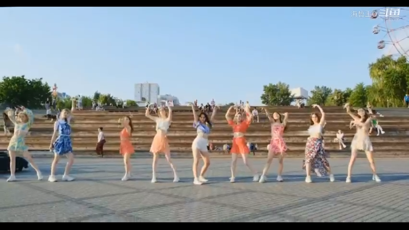 TWICE—'Alcohol-Free'俄罗斯小姐姐街头超甜翻跳兔瓦斯最新回归单曲舞蹈