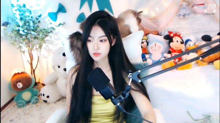 美女主播这衣服真好看，后面的猫咪好可爱
