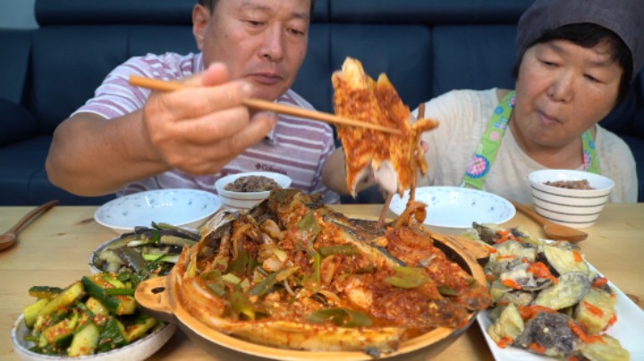 品尝鲜美的红烧鲭鱼，加入泡菜后鱼肉酸辣爽口，口感非常细腻！