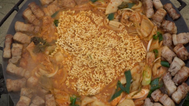 煎烤五花肉和泡菜，再放入筋道的金拉面，美味浓香的五花肉拉面！