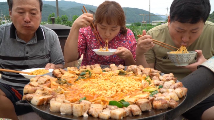 和喜剧演员一起品尝五花肉金拉面，爽口面条中充满着葱香肉汁！