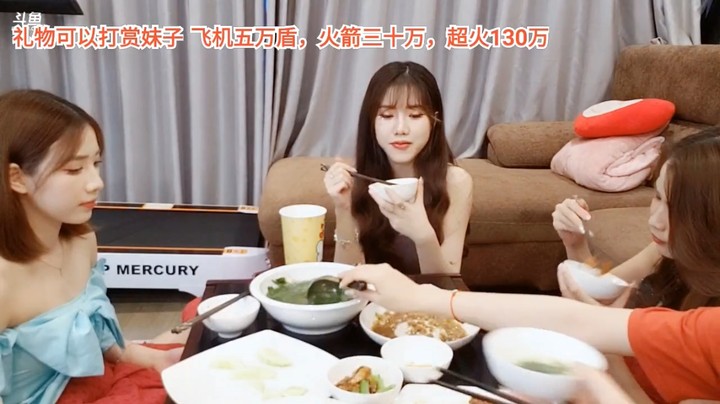 又是快乐的吃饭时间，小七看起来好清纯啊