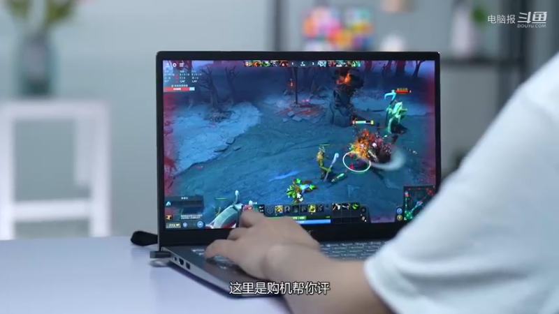 累！小姐姐亲测20款游戏，轻薄本是否真的全能？