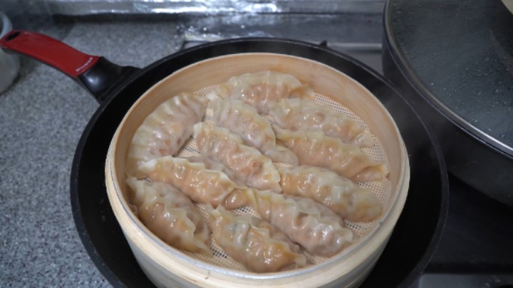 教你如何腌制嫩萝卜泡菜，配上冰凉的冷面，夏日必备的美食！