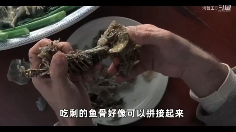 这个电影你们看过吗，外国小伙用吃剩的鱼骨拼出手枪，在中国餐馆射杀了服务员，惊悚片