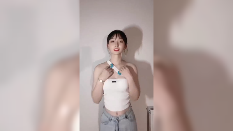 可以粘着你吗，可以烦你吗，可以牵你的手吗，可以抱着你吗，可以一直陪着我吗，可以一直喜欢我吗，可以吗.。（美女合集）