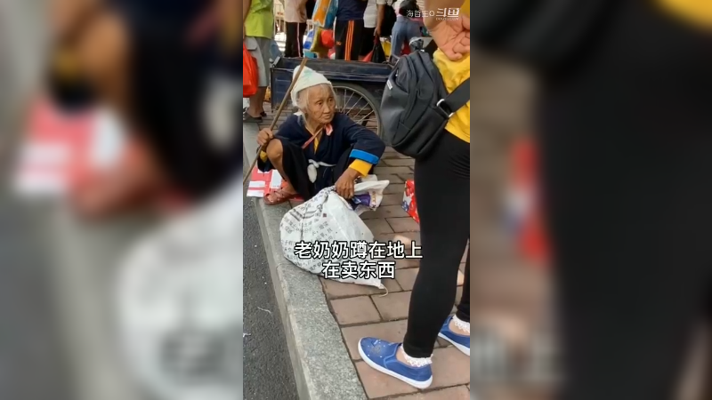 80岁老人出来摆摊卖__，眼看着别人都散集回家了，自己猫没卖出去没车费只能眼巴巴看着