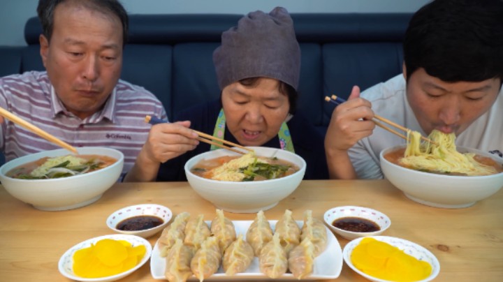 全家一起品尝冰镇嫩萝卜凉面，配上酸辣泡菜，吃起来冰凉爽口！