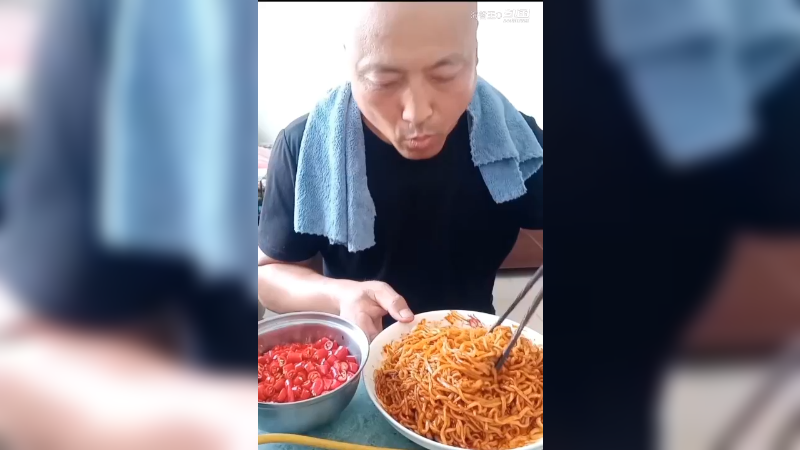 治愈你的厌食症，东北老哥，两袋火鸡面，40个小米辣，太香了！！