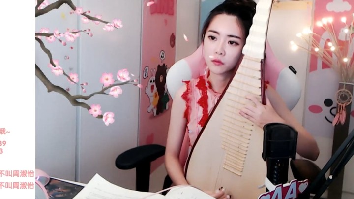 周淑怡日常：周姐手抱琵琶弹奏，像个安静的仙女，古风曲好好听！