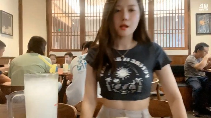 美女主播恩熙直播吃饭，这好身材挡不住