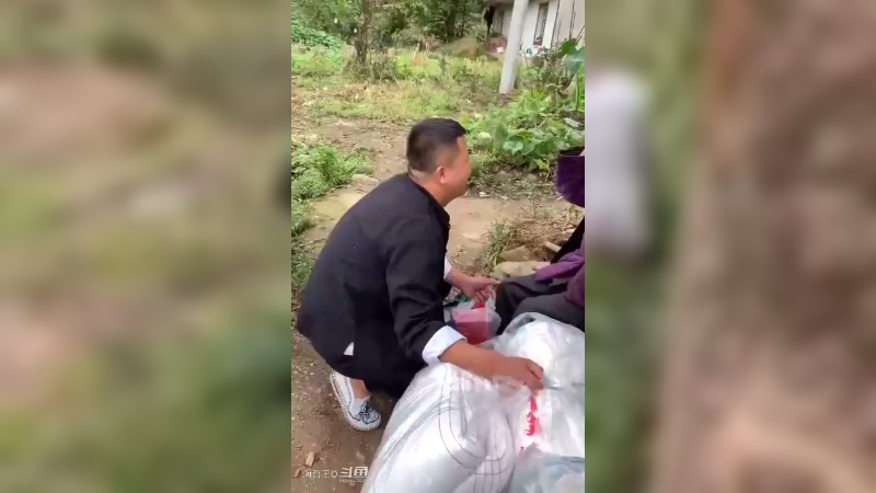 【正能量-多行善事，必结善缘】婆婆一辈子只攒了72元，活 的太苦了，今天买了被子和水果，来看望她。