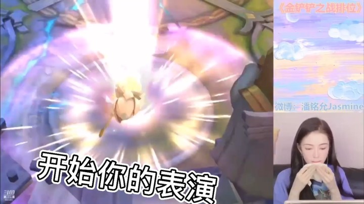 纯子玩游戏水友看的则是纯子