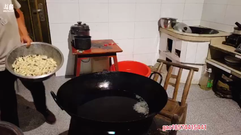 【2021-08-31 20点场】魅力生活i：油炸蜂蛹做菌油