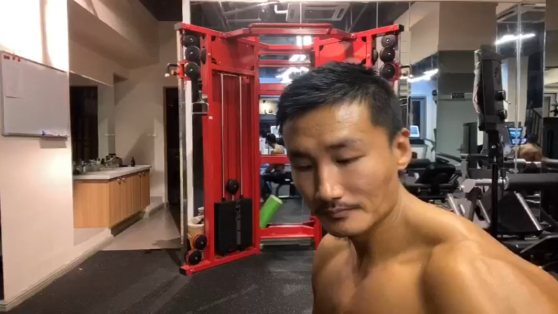 【2021-08-31 00点场】黑人毅：晚上练个胸