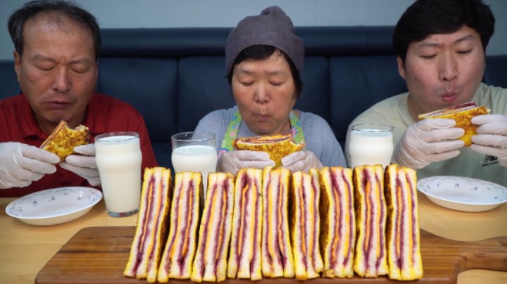 品尝豪华夹心三明治，火腿芝士层次分明，蘸上香甜果酱口味丰富！