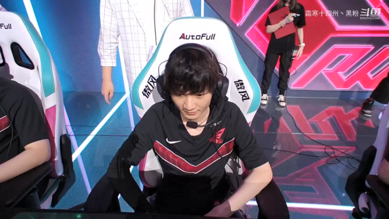 RW VS FPX第一局 (6)