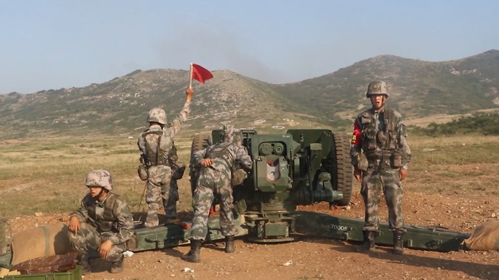 【第一军视】火光划破夜空！陆军某旅开展跨昼夜实弹演练