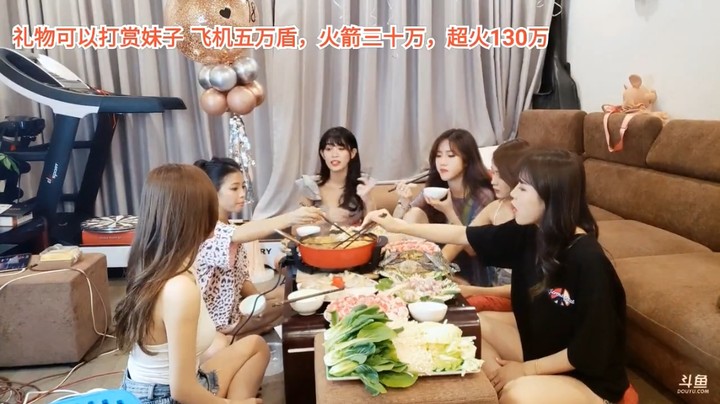 一群美女吃饭真是快乐啊