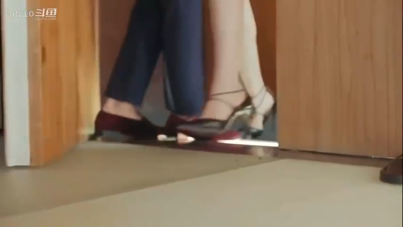 在朋友家这样太随便了吧，刚刚好朋友这时候又回家了，好尴尬呀