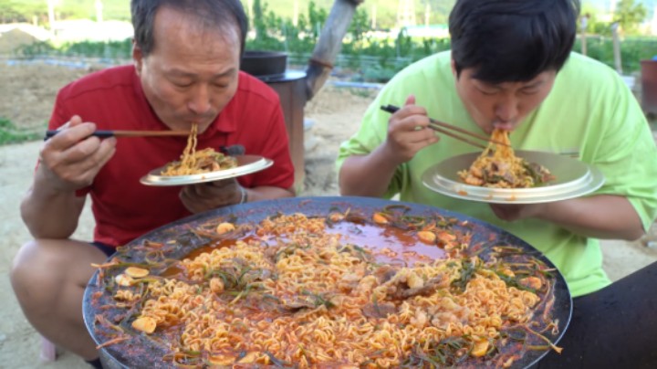 品尝牛肉辛拉面：牛肉口感紧致，加上爽口辛拉面，味道鲜美不油腻