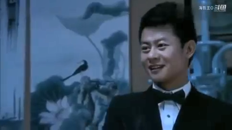 儿子儿媳在家缠绵热吻，刚好父母回来撞个正着