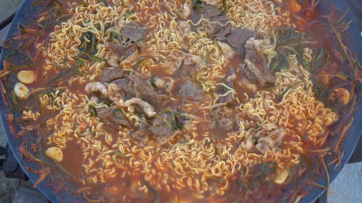 烹饪牛肉拉面：香辣烤牛肉配上筋道辛拉面，牛肉汤汁香辣浓郁！