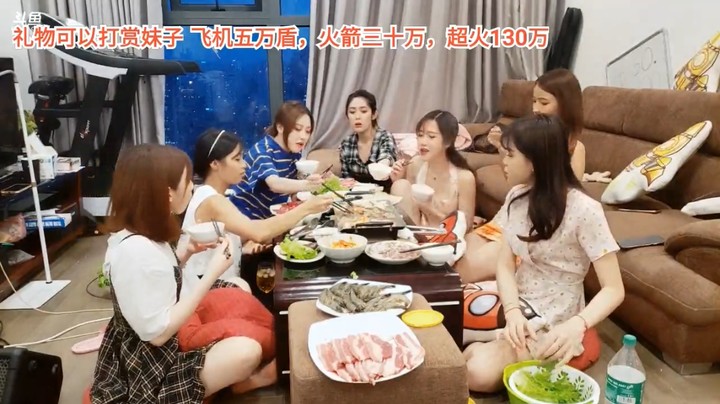 又是美女快乐的吃饭时间，今晚吃烤鱼，美滋滋